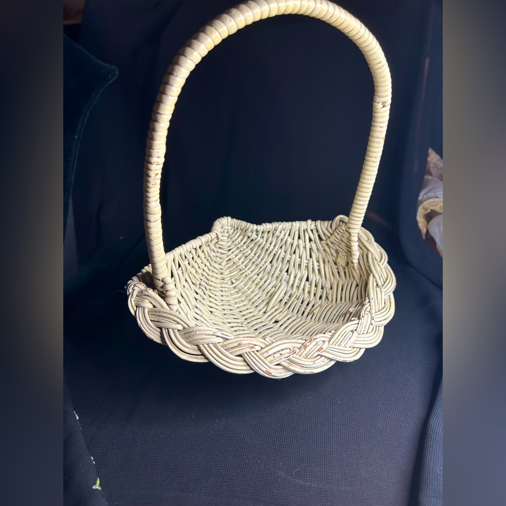 VTG White Painted Wicker Shell Shaped Basket. Some paint is chipping off.